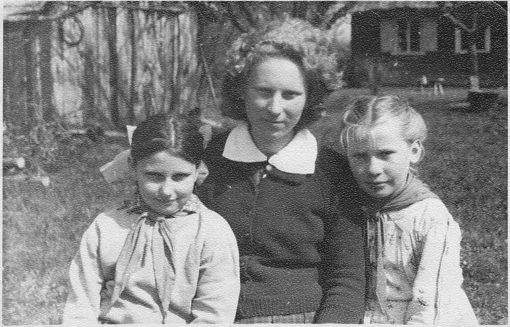 Mokytoja Malesta Valuckienė su mokinėmis Genute Balnaityte ir Ramute Mačiulaityte. 1963 Jokavų mokykla Simono Alosevičiaus name