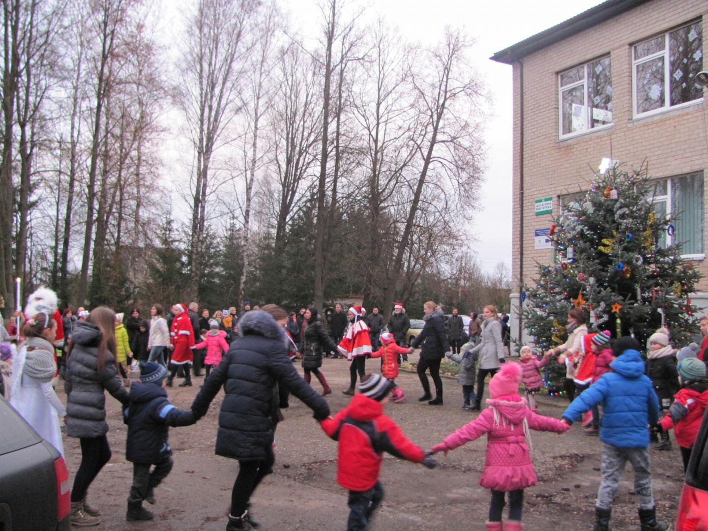 Gruodžio 9 d. popietę Akuotų kaime (Saulėtekiai) sužibo įspūdinga Kalėdinė eglutė.