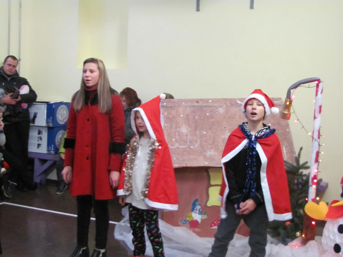  Į šventę ,,Kalėdiniai varpeliai“, susirinko gausus būrys vaikučių ir jų artimųjų.