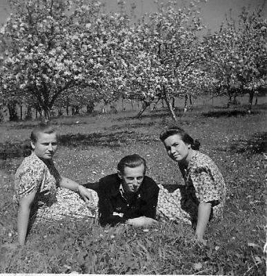 Mokytojos Zelenkevičiūtė Aldona, Raguotytė Vitalija, direktorius Vasiliauskas mokyklos sode 1953 m.